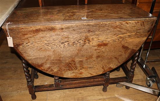 An oak gateleg table, W106cm